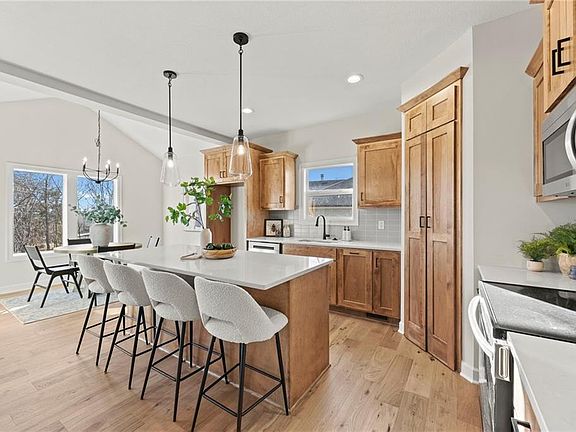 3rd image of 20703 Emerald St