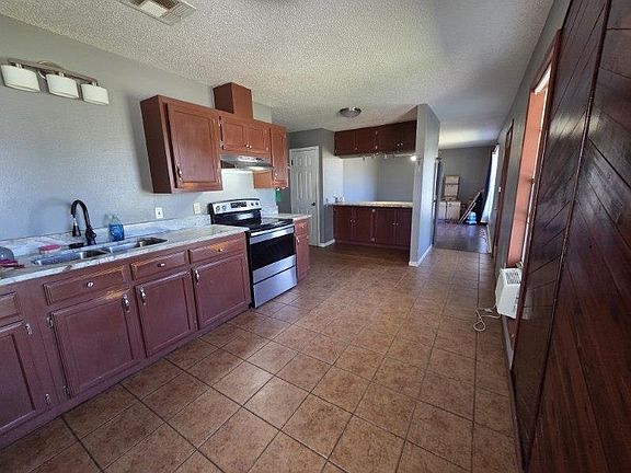 4th image of 691 Sharon Ln
