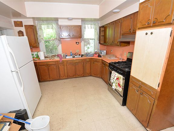 4th image of 203 E 9th St