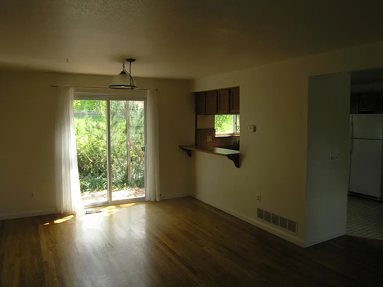 556 W Sycamore St — Photo 3
