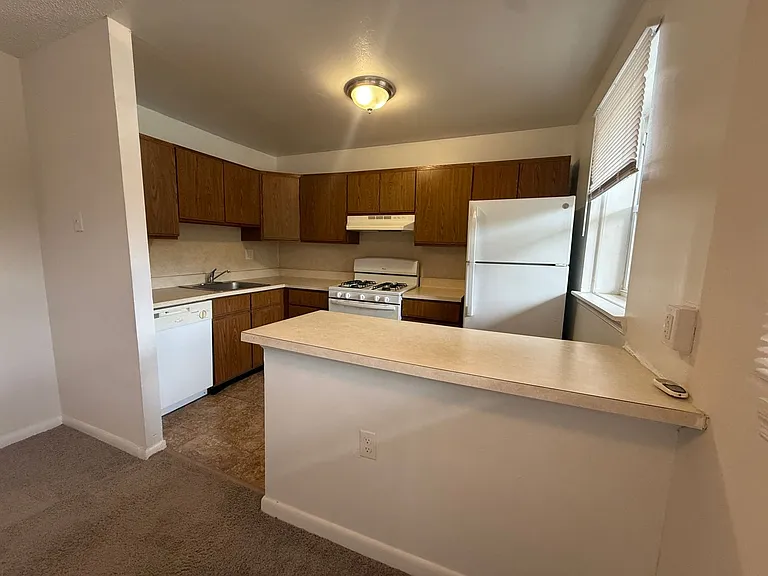 Colonial Point Apartments — Photo 23