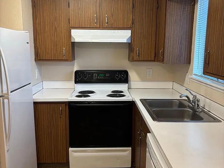 1 Bedroom 1 Bathroom at Hollywood Park Apartments — Photo 9