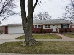 19719 Sherry St, Saint Clair Shores, MI 48081