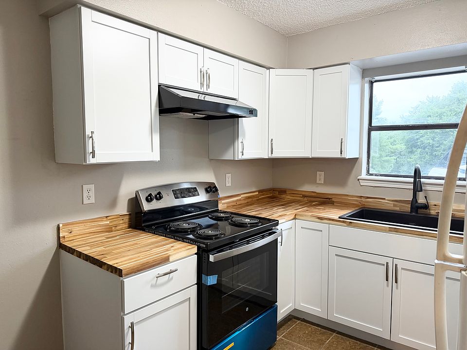 1st image of 207 White Oak Dr NE #B