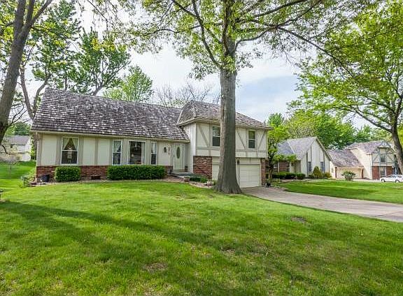 2nd image of 3512 NE Kingwood Pl