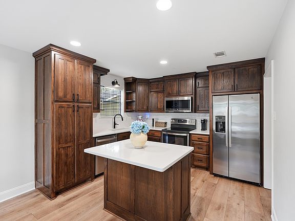 5th image of 404 Shadow Ridge Dr