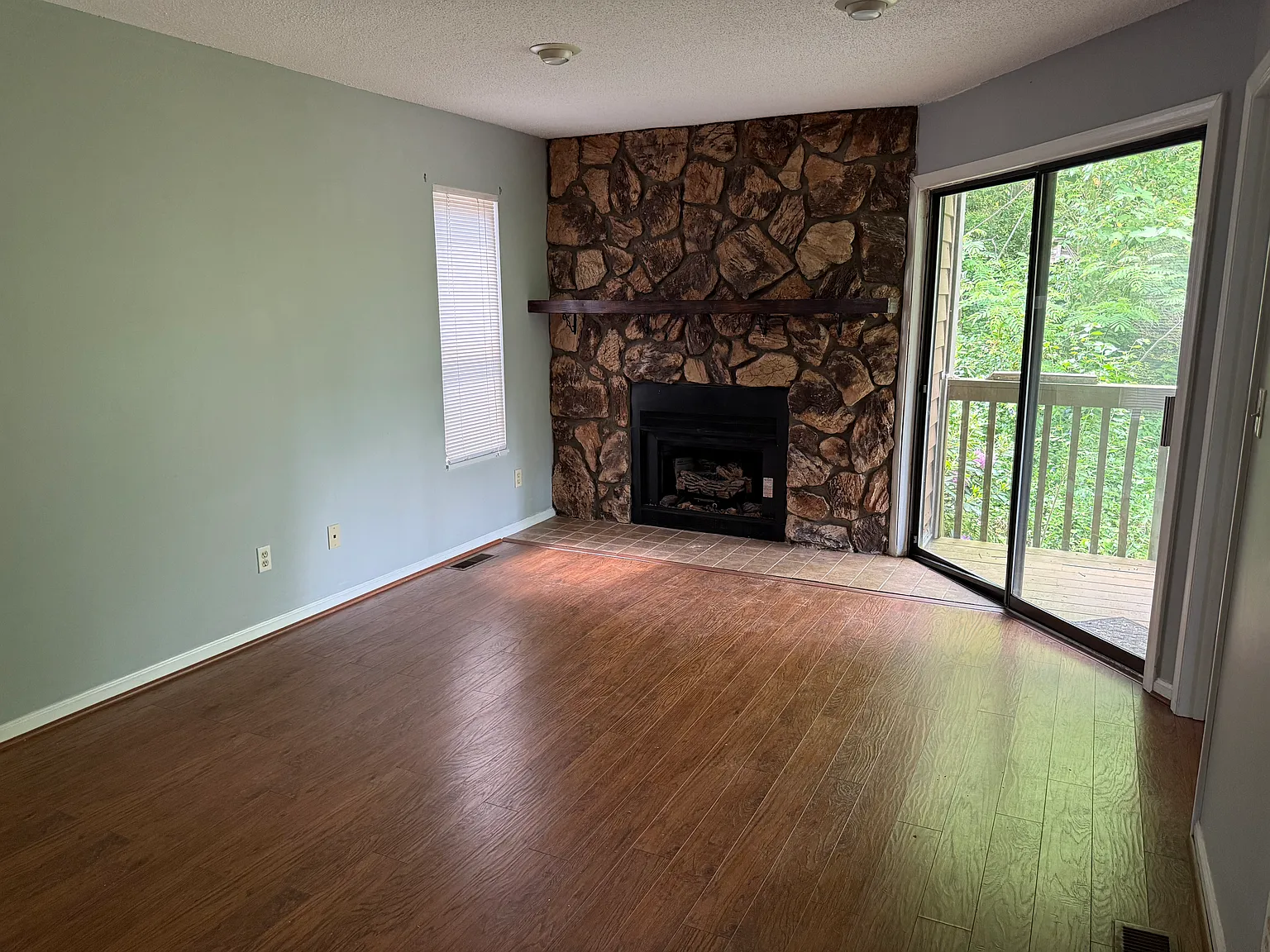 2 bed, 981 sqft, $1,400 — Photo 4