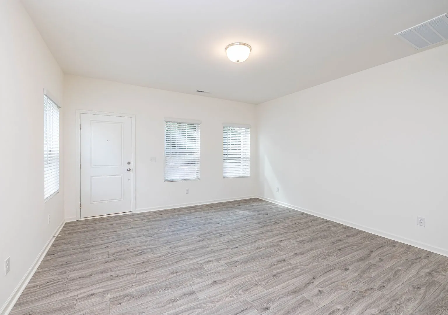 3 Bedroom Townhome Main Street Pineville - Move In Special 1 Month Free — Photo 2