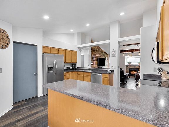 3rd image of 2708 180th St E
