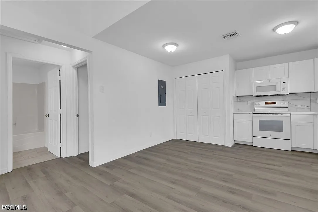 3 bed, 2.0 bath, 988 sqft, $1,800 — Photo 3