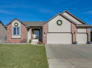 726 E Sprucewood Cir, Valley Center, KS 67147