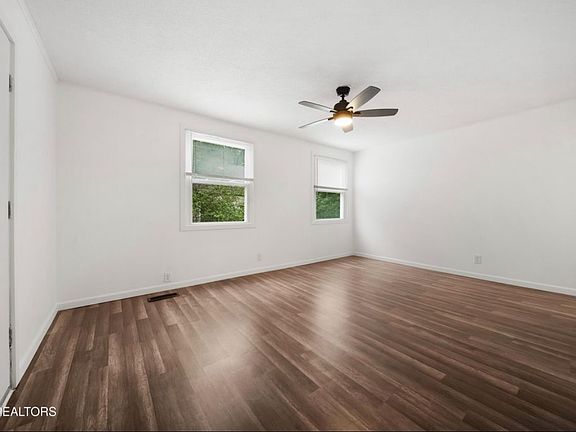 4th image of 3958 Greenleaf Ave