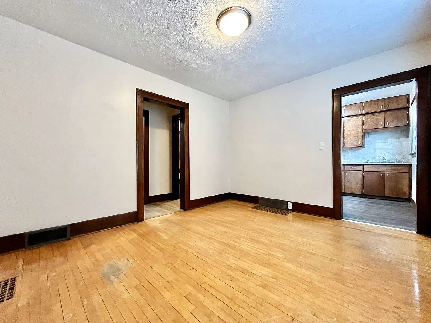 2 bed, 1.0 bath, $895 — Photo 3