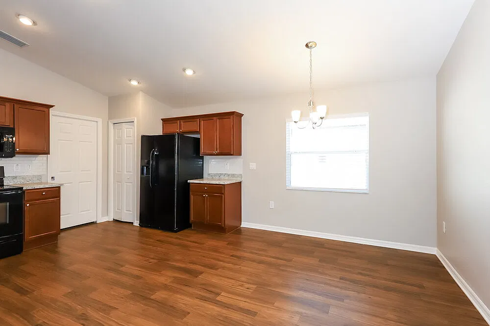 3 bed, 2.0 bath, 1485 sqft, $3,290 — Photo 4