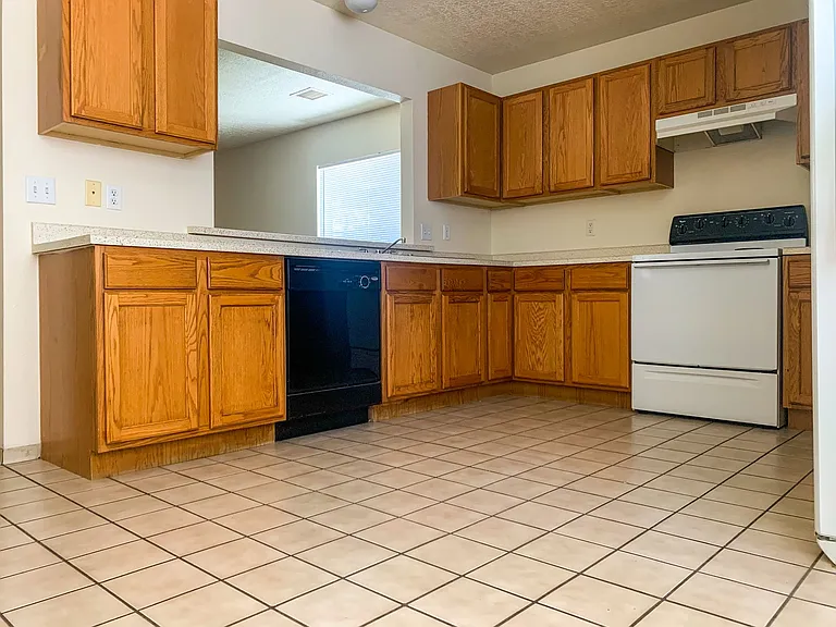 924 Valencia Dr SE — Photo 28
