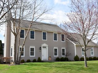 414 Fox River Hills Dr, Waterford, WI 53185