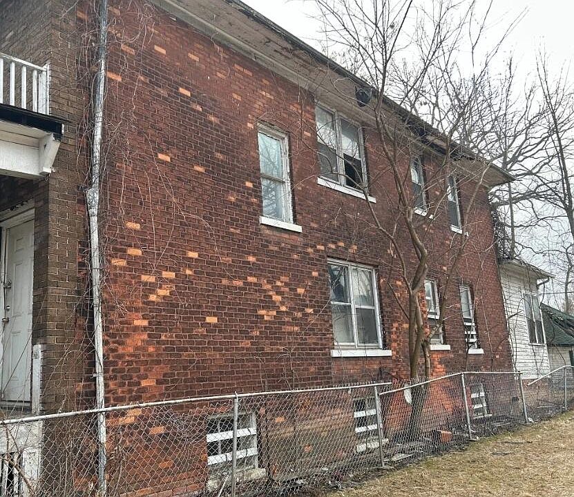 2nd image of 301 Elmhurst St