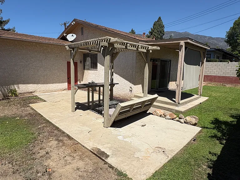 2440 Beck St — Photo 2
