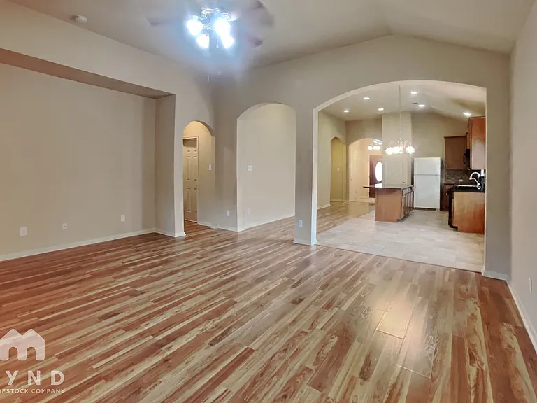 1411 Cameron Park Ln — Photo 3