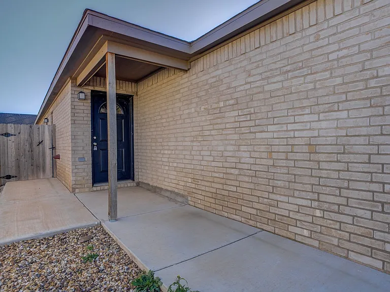 1009 Preston Trl — Photo 3