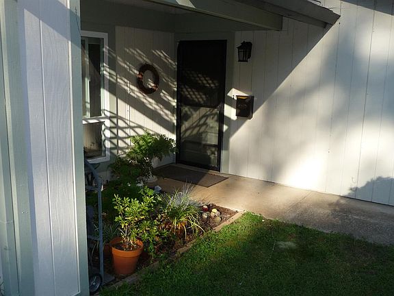4th image of 401 Sutton Pl