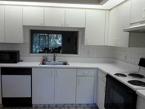 3rd image of 900 SW 142nd Ave APT 109