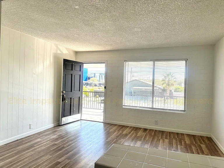 301 W Helen St — Photo 3