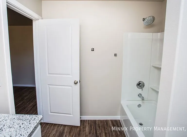 2027 Kenwood Ave — Photo 17