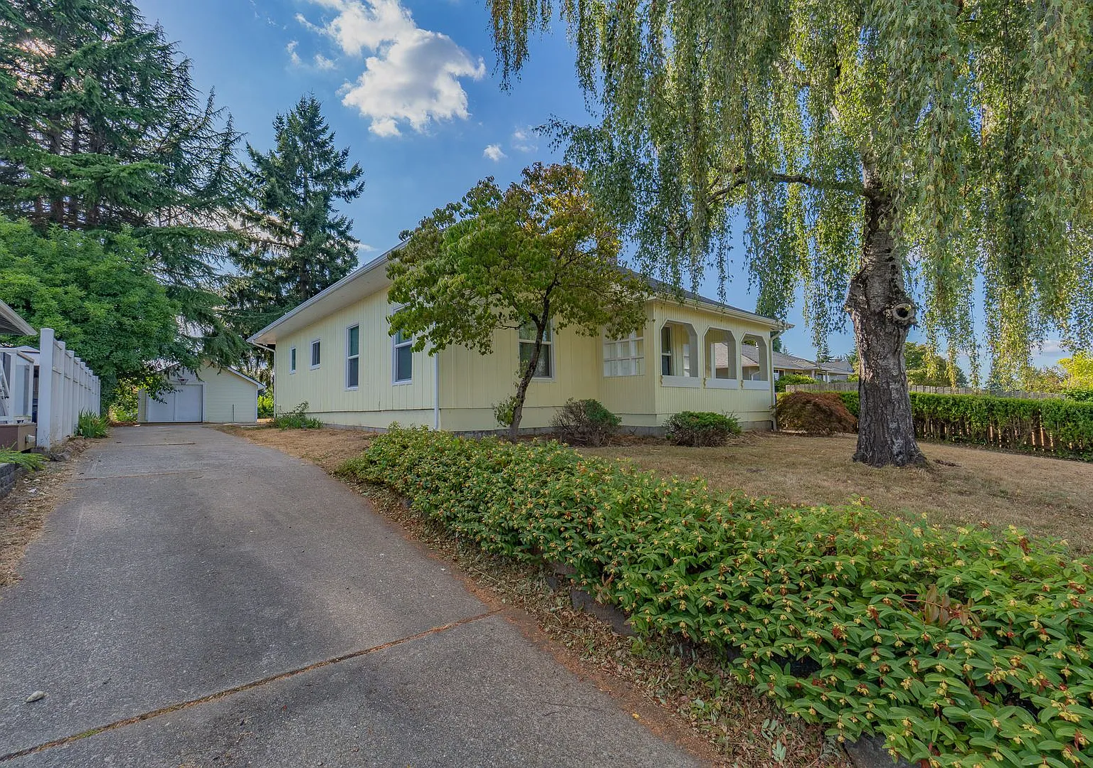 Updated 3-Bed Retreat on a Quiet Street Minutes from Southcenter & Seattle — Photo 4