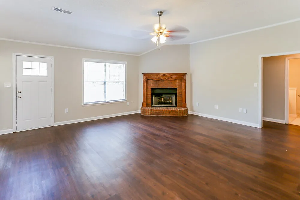 4 bed, 2.0 bath, 2300 sqft, $2,395 — Photo 3