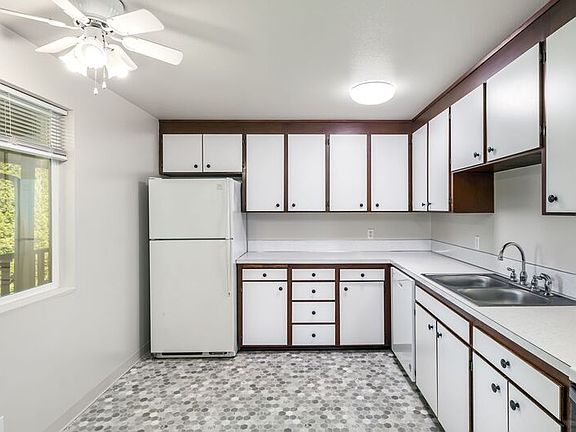 5th image of 703 Broadway St Unit 4