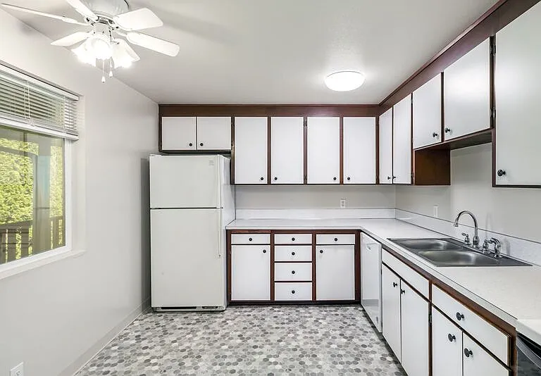 703 Broadway St #4 — Photo 5