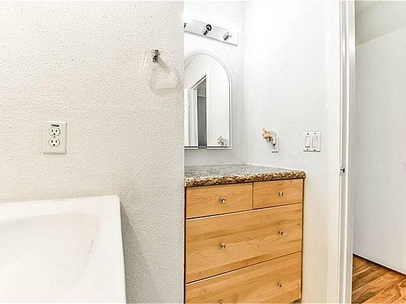3rd image of 1915 Augusta Dr APT 35