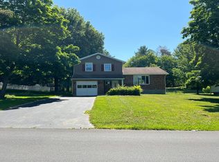 16 Fairlawn Dr, Selkirk, NY 12158