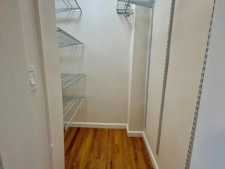 17 Oxford St — Photo 14