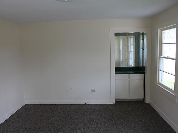 5th image of 607 Louise St