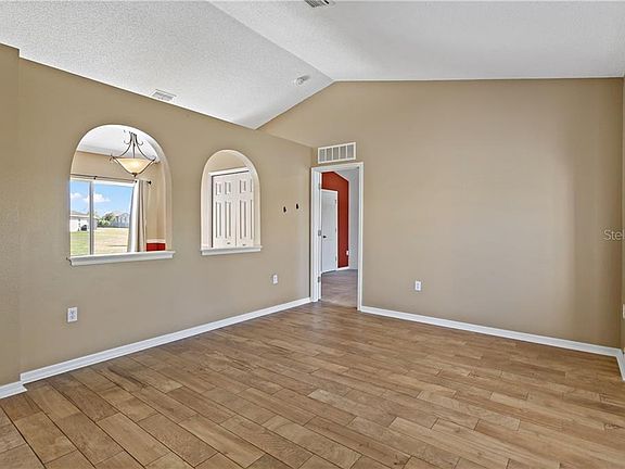 3rd image of 914 Deming Dr