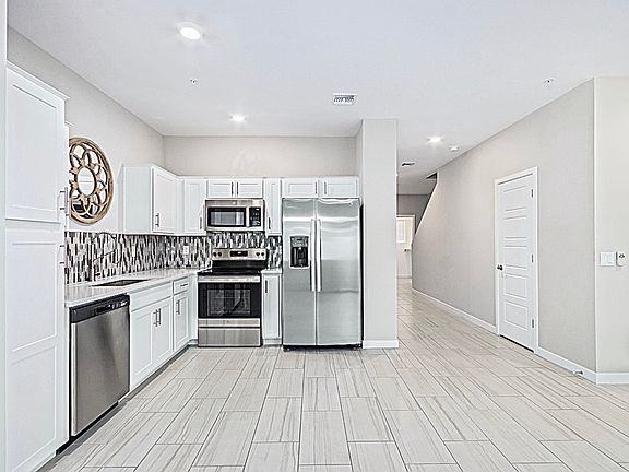 5th image of 2134 W Harmont Dr