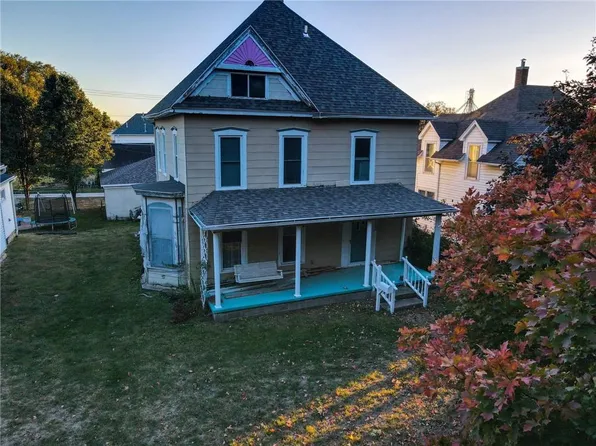 713 Shawnee St, Hiawatha, KS 66434