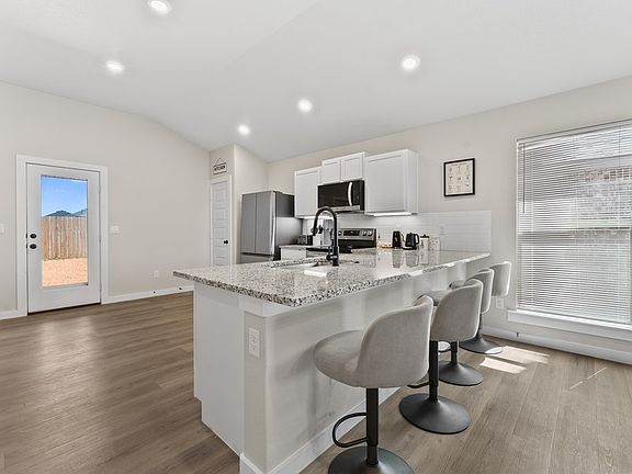 5th image of 401 Farmstead Ln