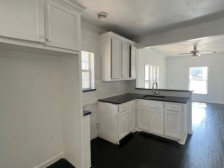 1007 N Riverside Dr — Photo 2