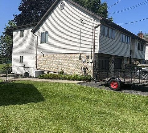 2nd image of 104 Woodbury Dr