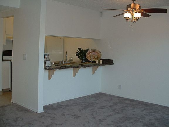Dining Area w/breakfast bar