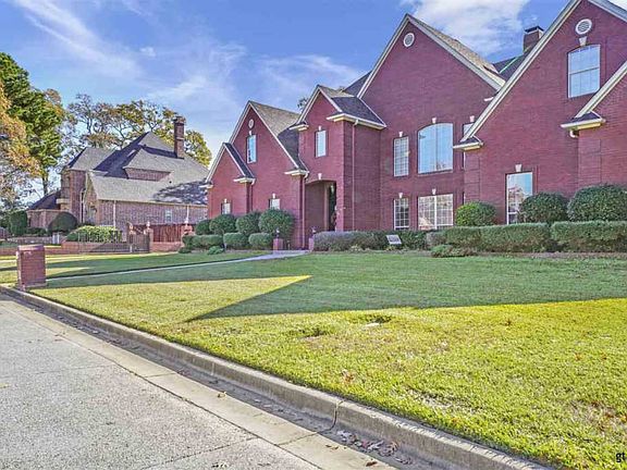 2nd image of 2209 Woodlands Dr