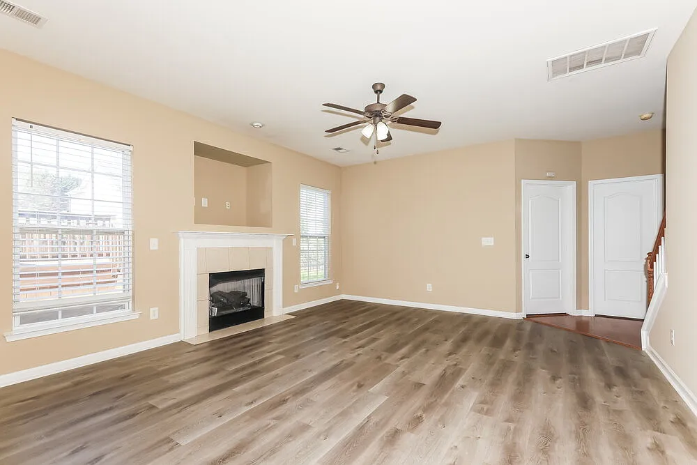 4 bed, 2.5 bath, 2610 sqft, $2,560 — Photo 4