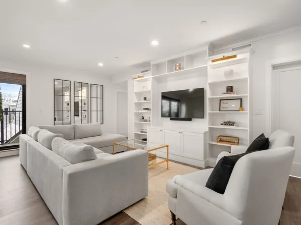 765 E 3rd St #404, Boston, MA 02127