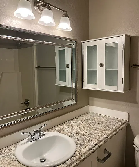 Front Bath w/shower tub.