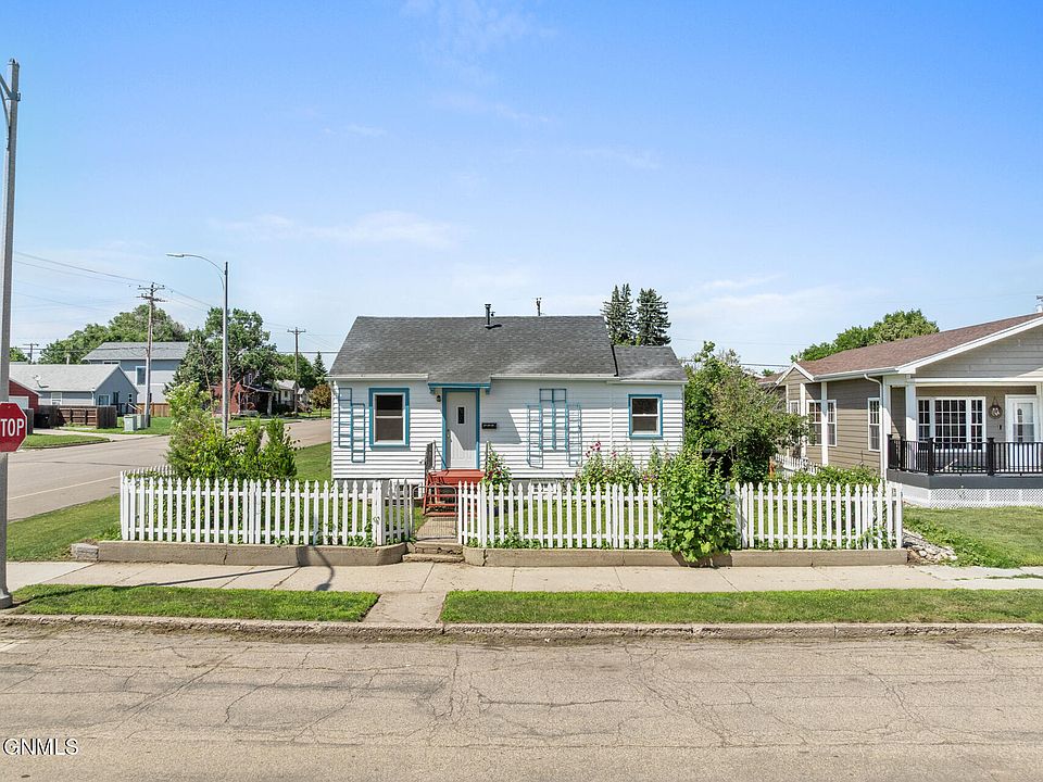 1st image of 820 4th St W
