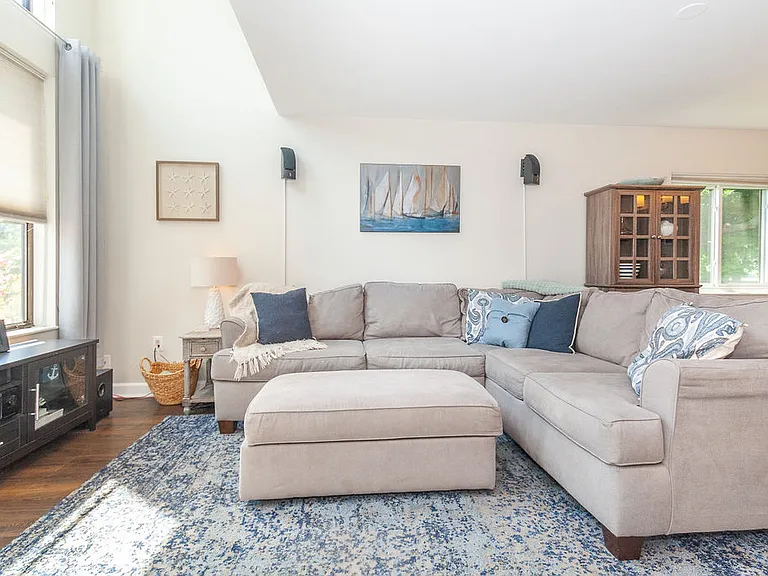 129 Governor Winthrop Rd — Photo 10