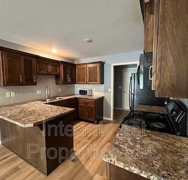 6323 NE 44th St — Photo 3